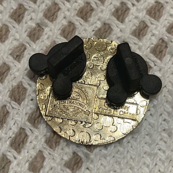 disney pins - Picture 2 of 2